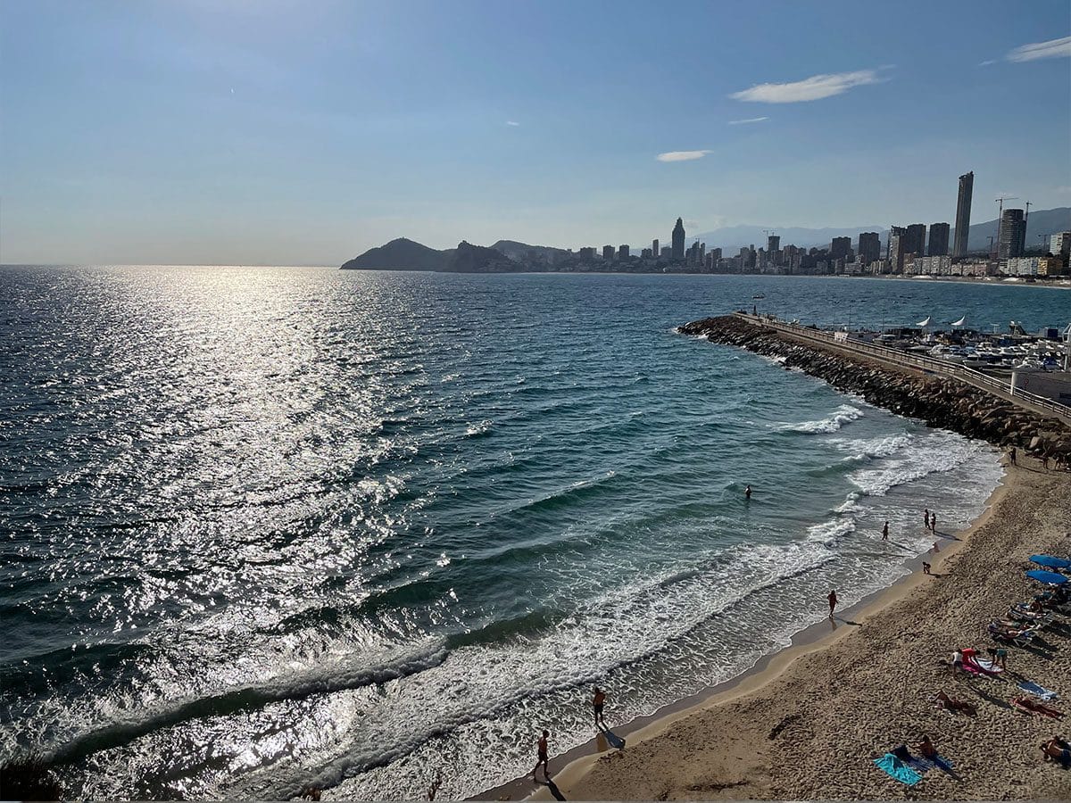 De zuidzijde van de kust van Benidorm, genomen vanaf Balcon del Mediterraneo.
