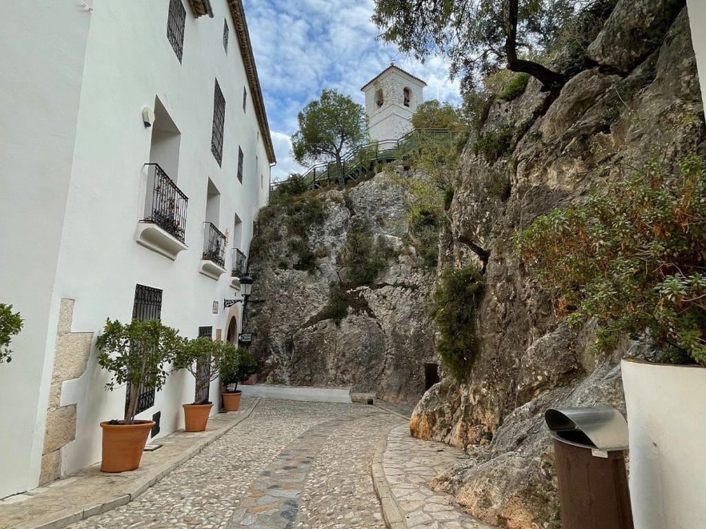 Vista desde el Castell de Santa Bàrbara de la Playa del Postiguet y el puerto de Alicante.
