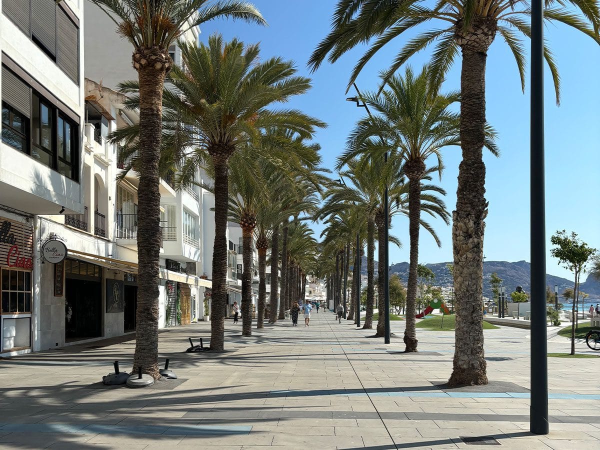 De El Bol boulevard in Altea en het pad met palmbomen.