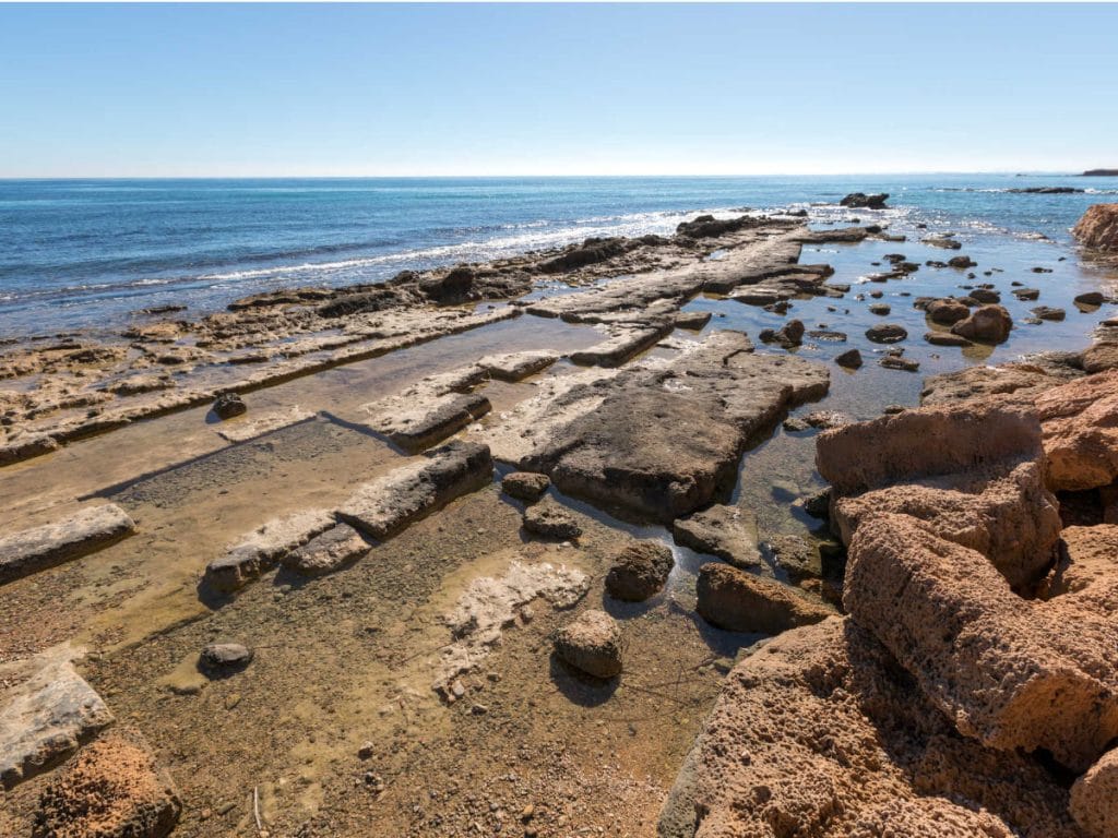 Uitzicht vanaf Castell de Santa Bàrbara op Playa del Postiguet en de haven van Alicante.