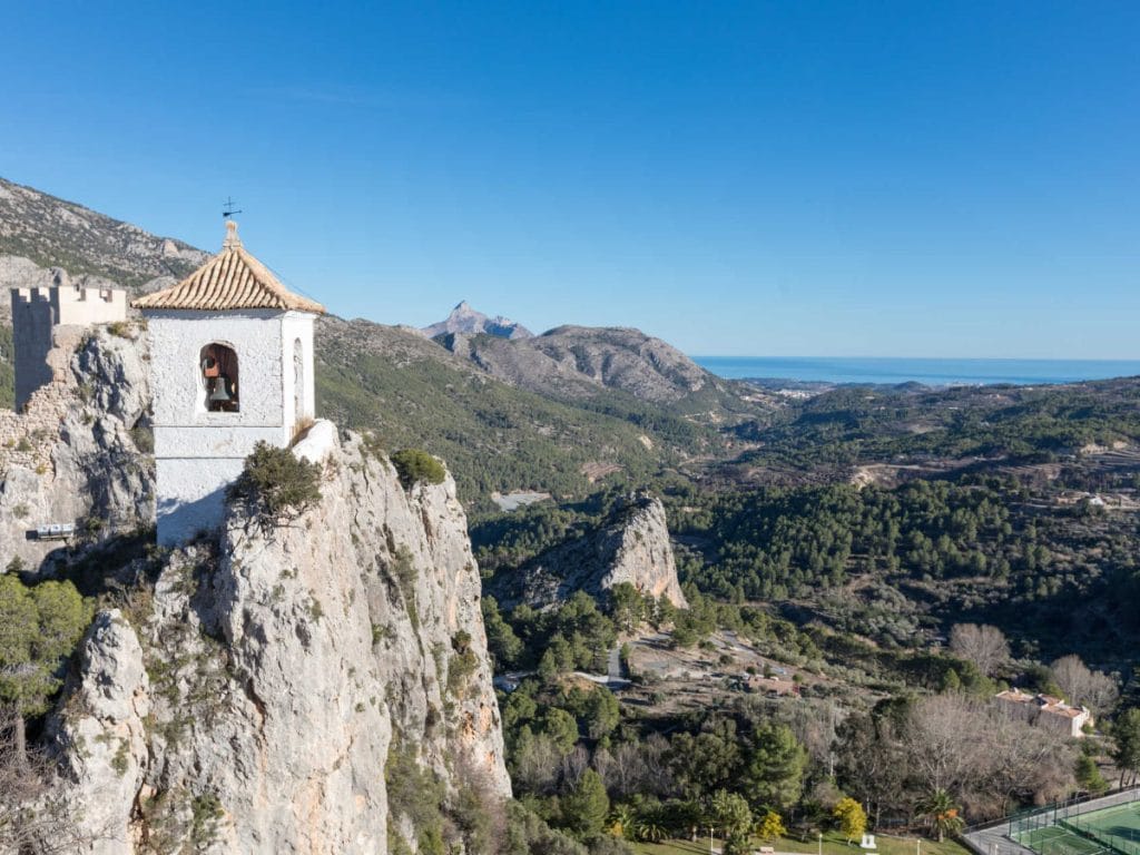 Naturaleza alrededor de Guadalest con el Mediterráneo al fondo.