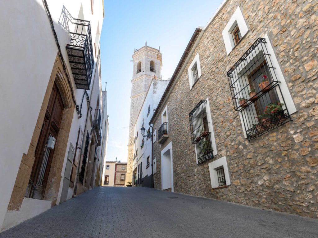 De straten van Moraira Uitzicht vanaf Castell de Santa Bàrbara op Playa del Postiguet en de haven van Alicante.