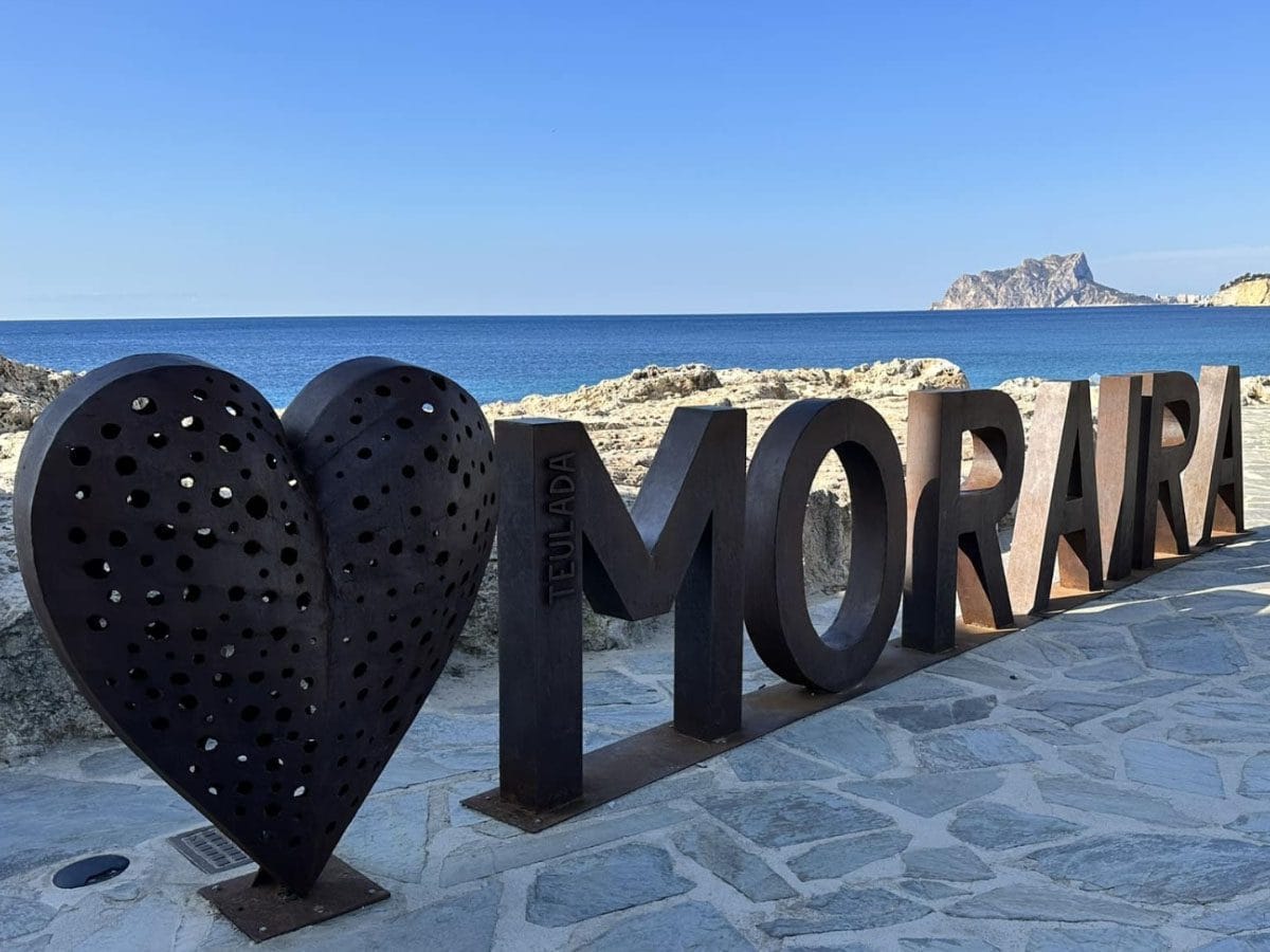 Het lettermonument in Moraira bij Castell de Moraira.