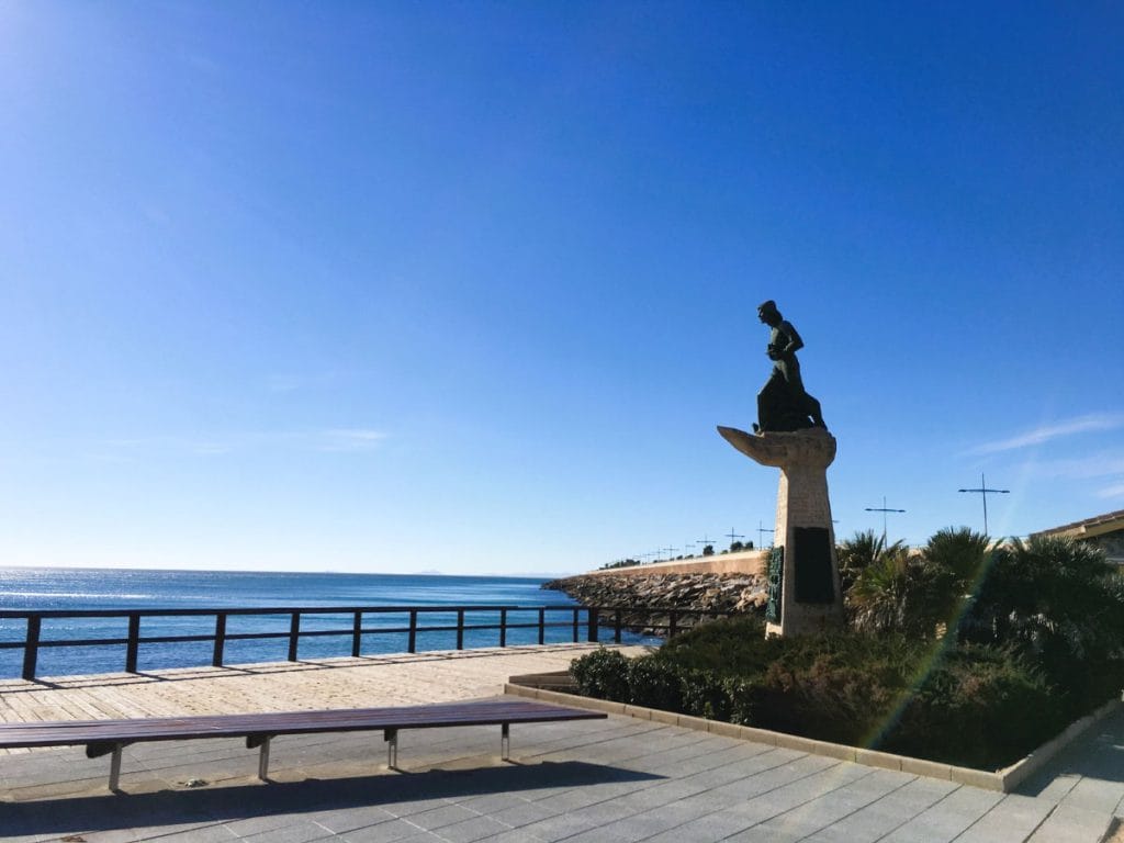 Uitzicht vanaf Castell de Santa Bàrbara op Playa del Postiguet en de haven van Alicante.