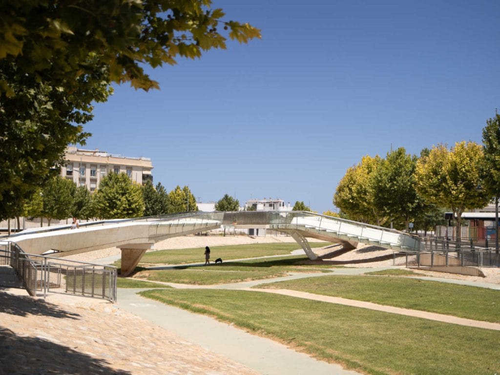 Uitzicht vanaf Castell de Santa Bàrbara op Playa del Postiguet en de haven van Alicante.