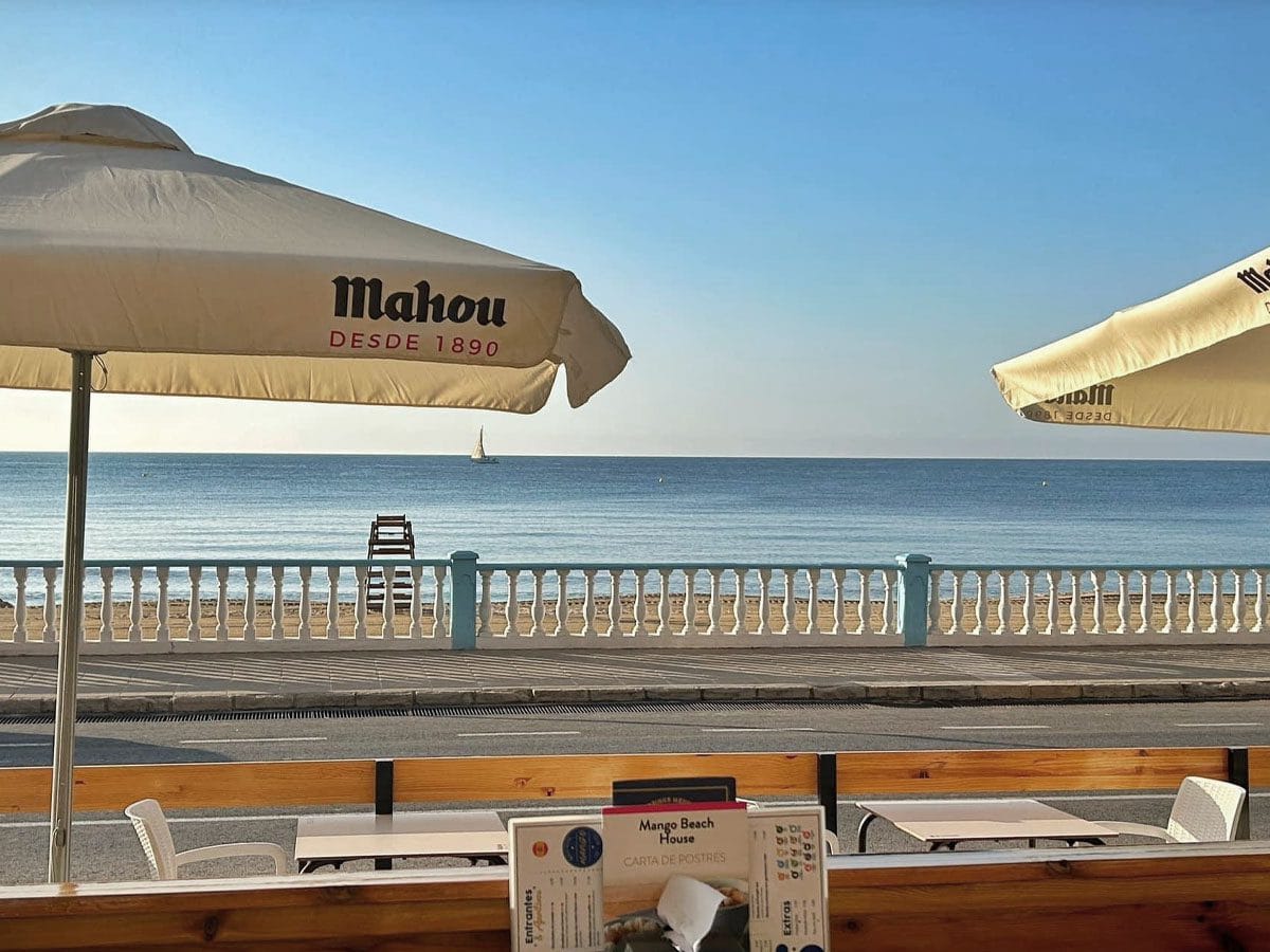 MANGO Beach House Café & Restaurant en Torrevieja.