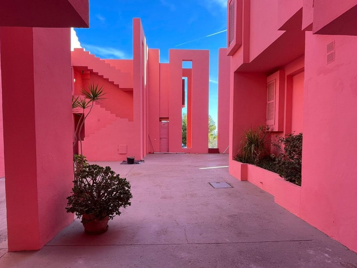 Het binnenplein van La Muralla Roja.