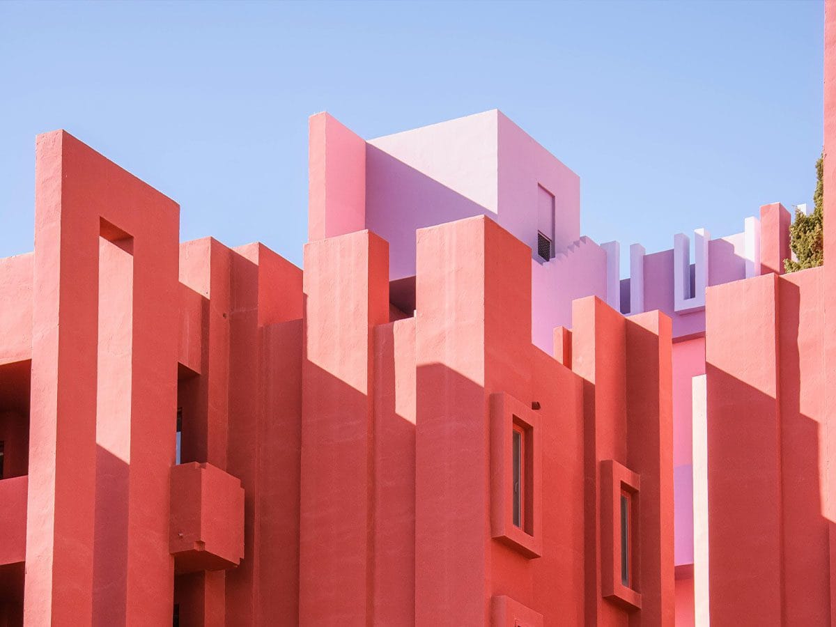 La Muralla Roja met rood, roze en paarse tinten.