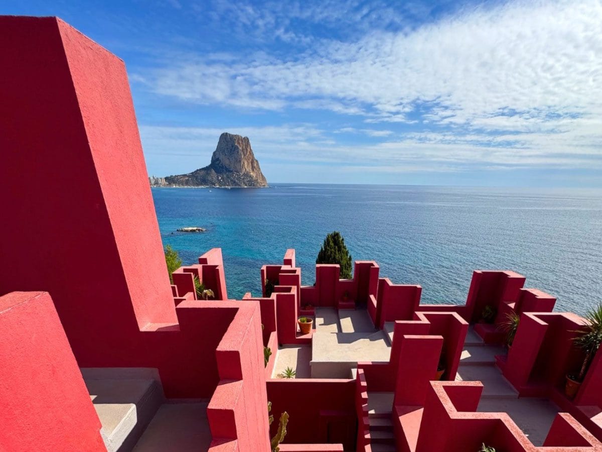 La Muralla Roja met op de achtergrond Peñon de Ifach.