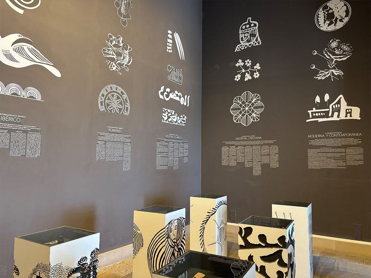 Restos antiguos en el Castillo de Santa Bárbara en Alicante.