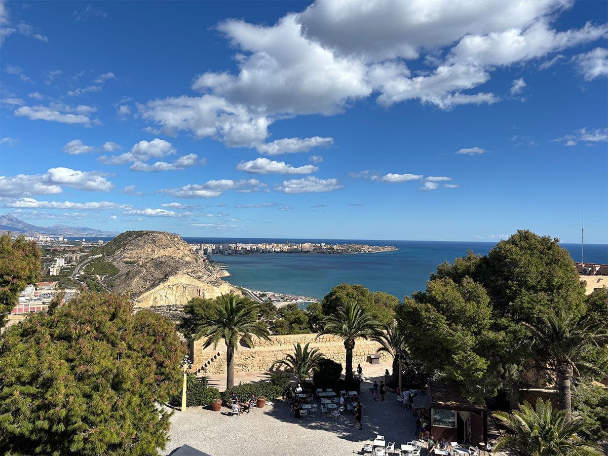 Vista desde el Castillo de Santa Bárbaba en el Cap de l'Horta.