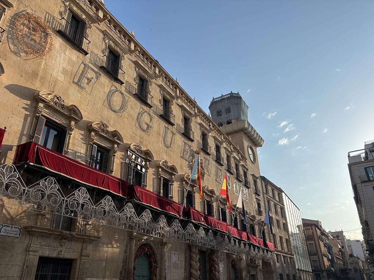 The facade of the town hall in Alicante with Fogueras 2025 on it.