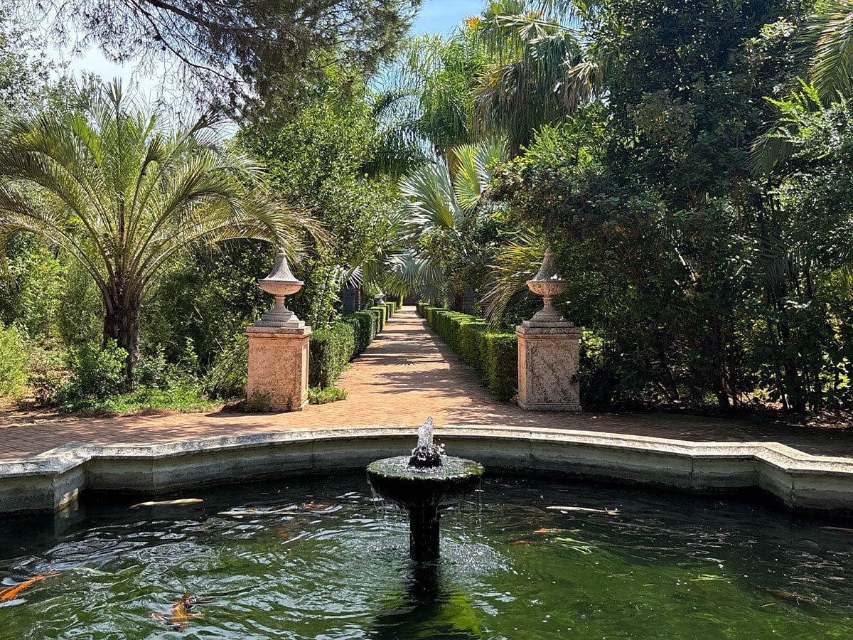 Jardín de l'Albarda grote fontein met pad.