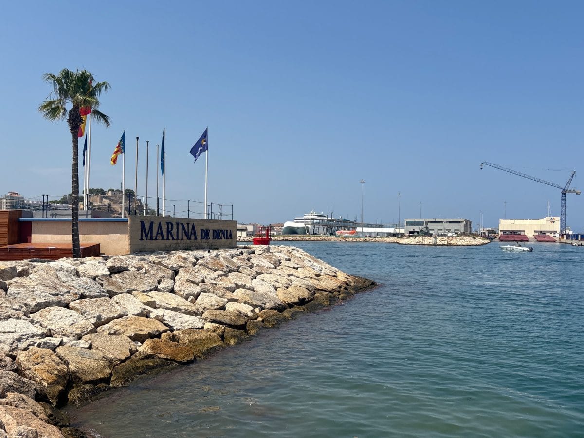 Playa de Marineta Casiana en Dénia con el puerto al fondo.