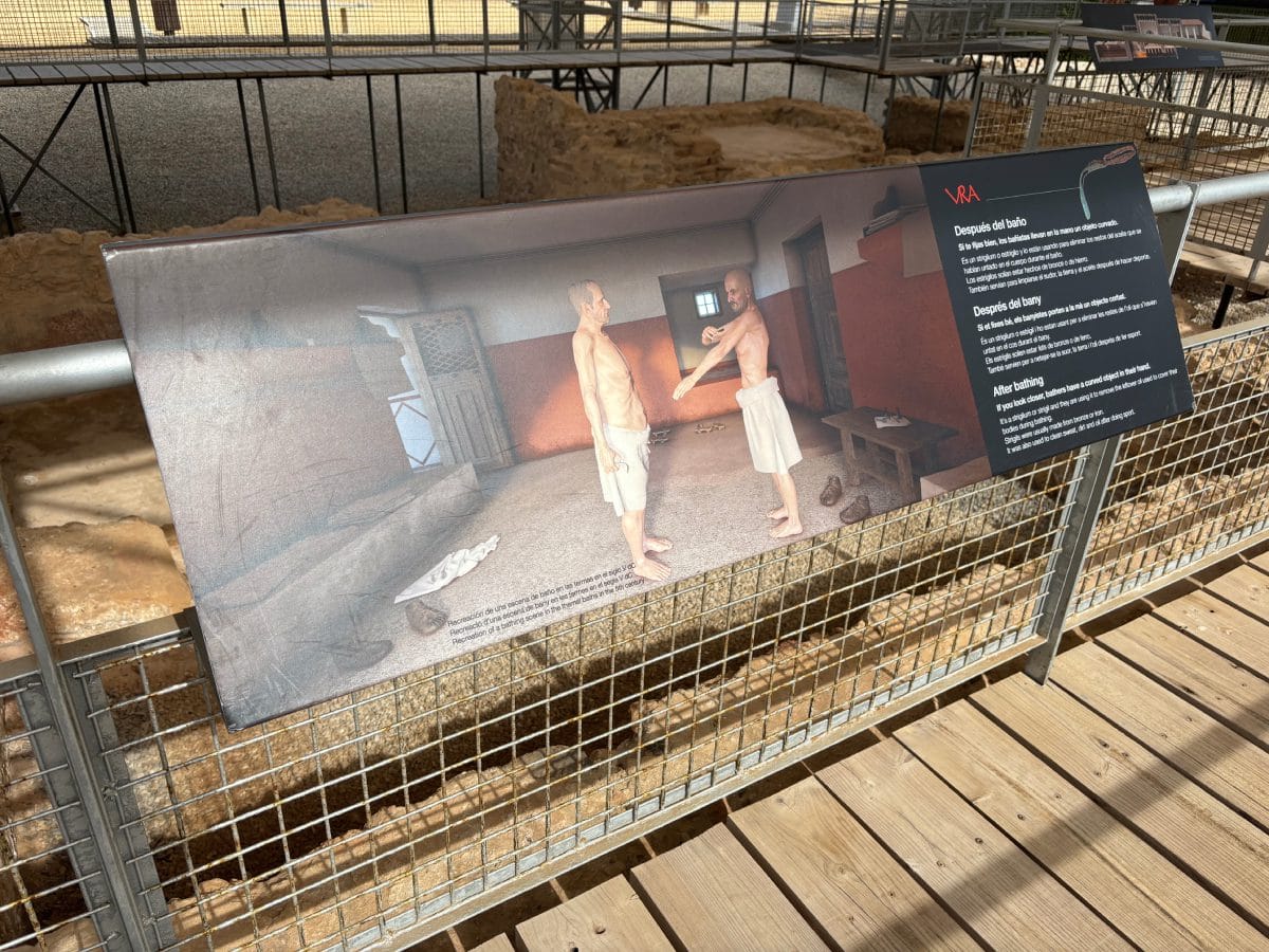 Het afdouchen en schoonmaken na de thermen in de Romeinse Villa in Albir, het openluchtmuseum.