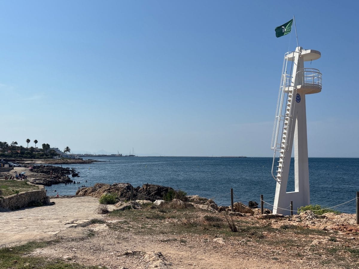 Vista desde el Castell de Santa Bàrbara de la Playa del Postiguet y el puerto de Alicante.