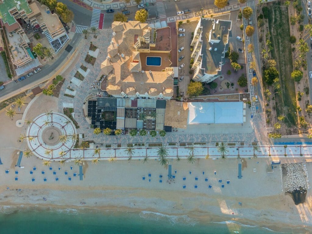 Een luchtfoto van de vernieuwde boulvvard in Albir.